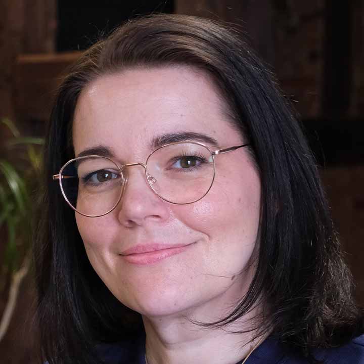 Nina Reinhard, Kaufmännische Verwaltung